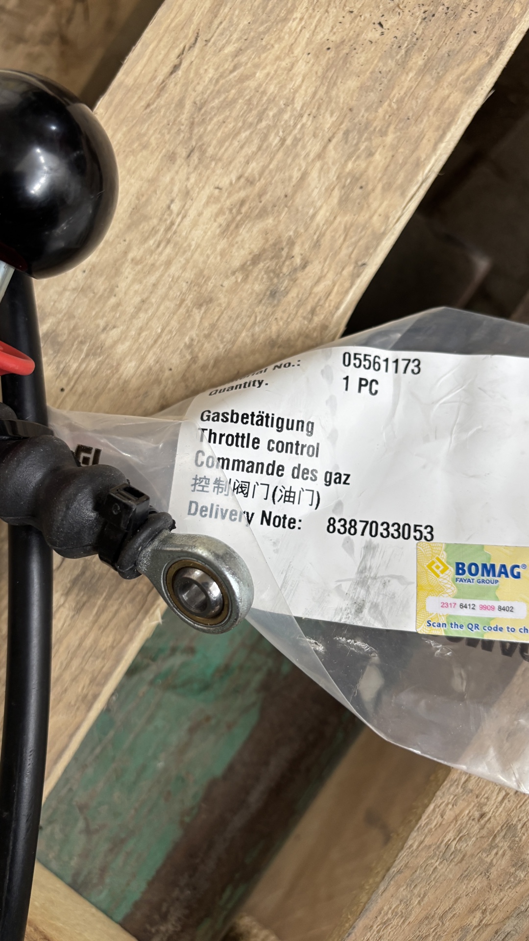 Трос газа катка Bomag 05561173 Трос газа катка Bomag 05561173